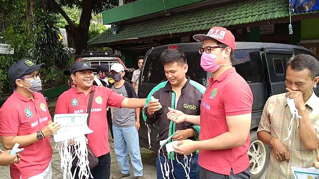 Bagi Masker di Jalanan, Tommy Kurniawan Hampir Disemprot Istri