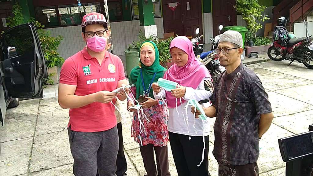 Bagi Masker di Jalanan, Tommy Kurniawan Hampir Disemprot Istri