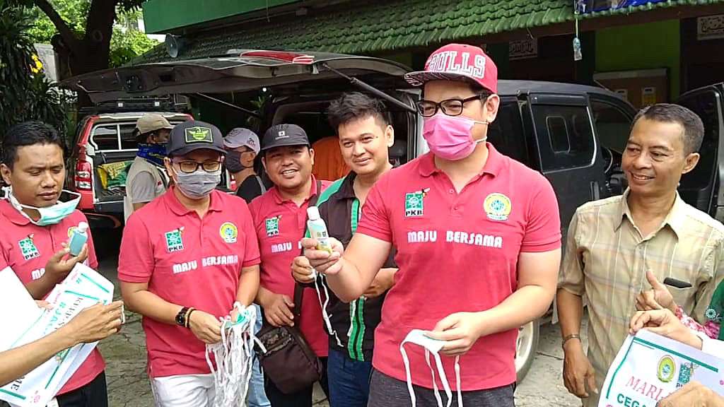 Bagi Masker di Jalanan, Tommy Kurniawan Hampir Disemprot Istri