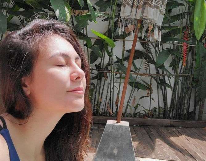 Foto Gaya 6 Selebritis Berjemur Santuy, Ada yang Naik Genteng