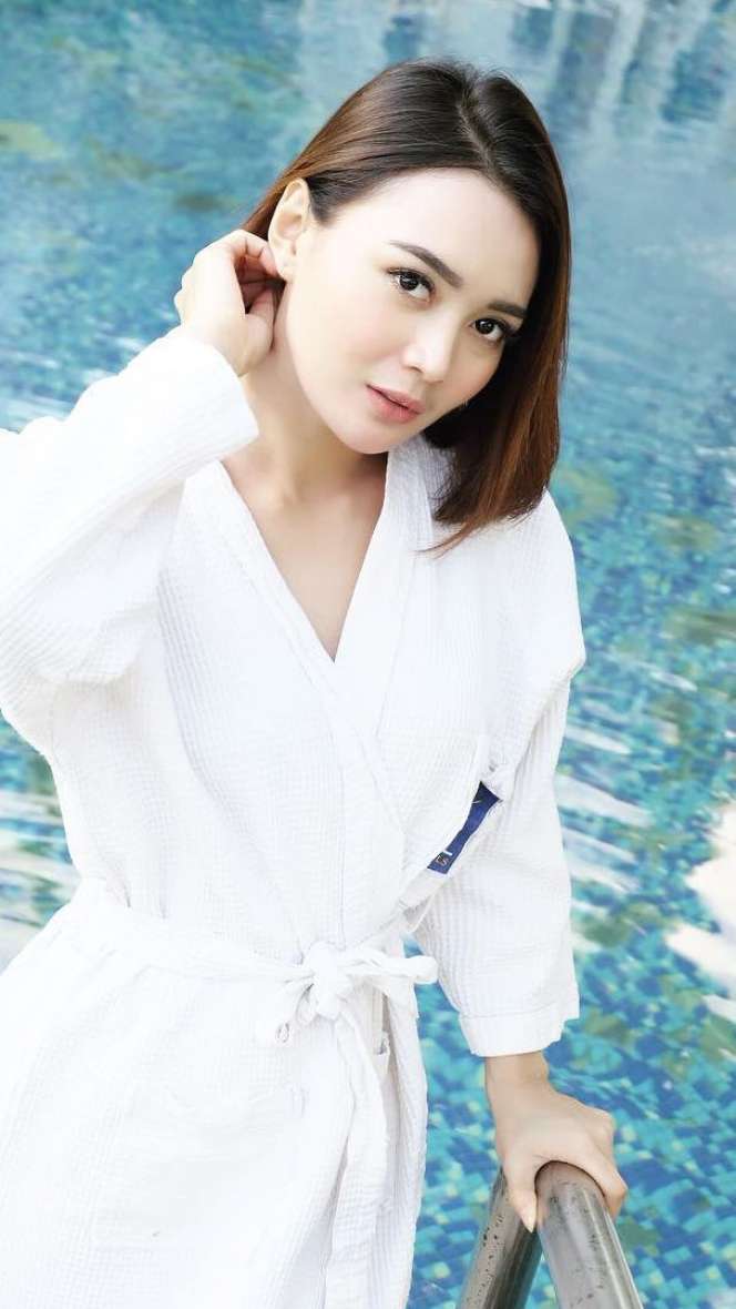 6 Potret Penampilan Polos Wika Salim