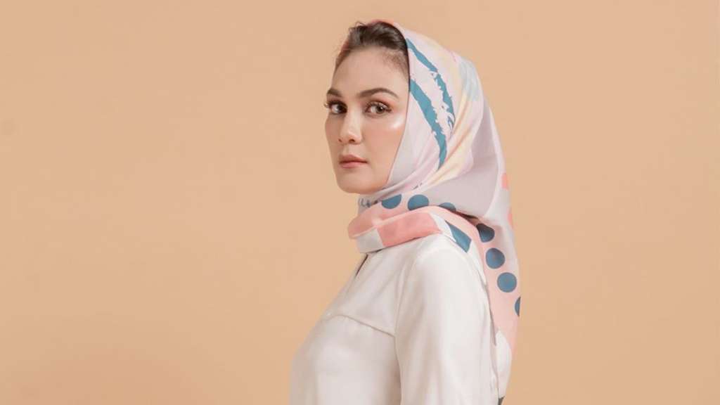 5 Foto Luna Maya dalam Balutan Hijab, Pangling Banget