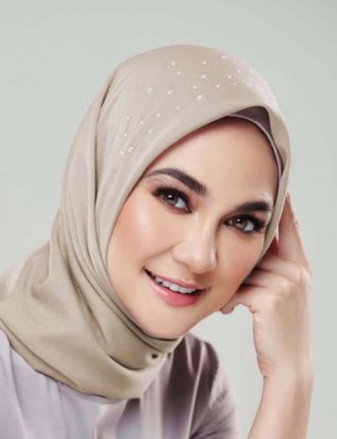 5 Foto Luna Maya dalam Balutan Hijab, Pangling Banget
