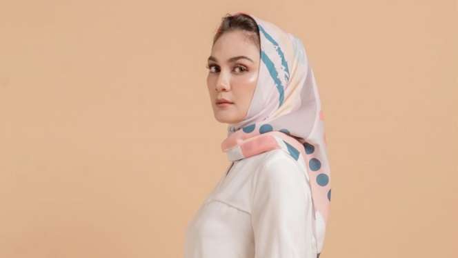 5 Foto Luna Maya dalam Balutan Hijab, Pangling Banget