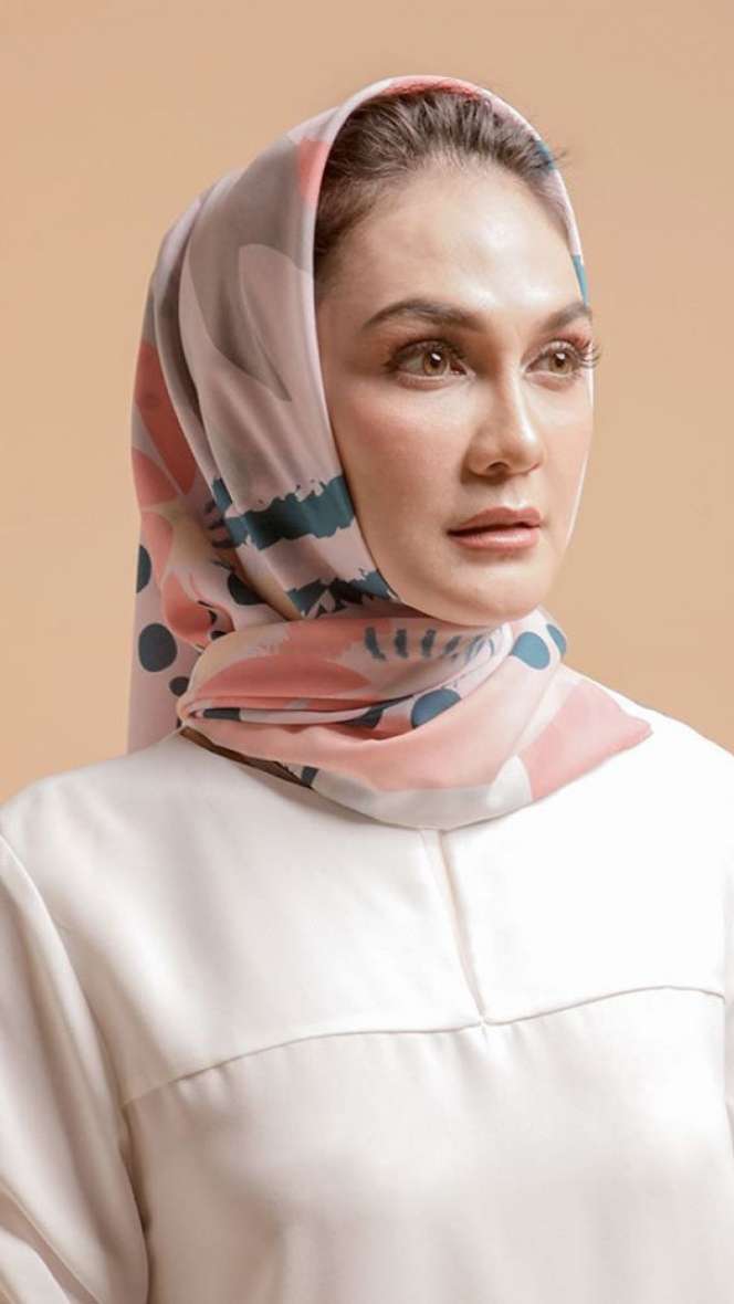 5 Foto Luna Maya dalam Balutan Hijab, Pangling Banget