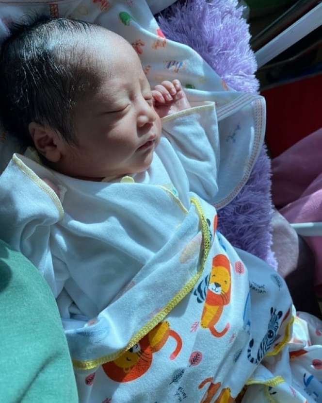5 Potret Lucu dan Tampannya Bayi Mandra, Bikin Gemes!