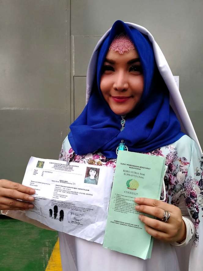 Wajah Bahagia Roro Fitria Dibebaskan karena Virus Corona
