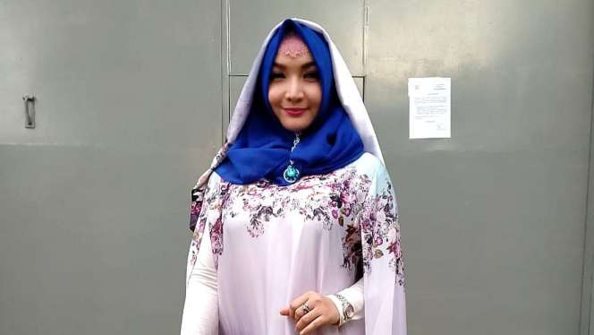 Wajah Bahagia Roro Fitria Dibebaskan karena Virus Corona
