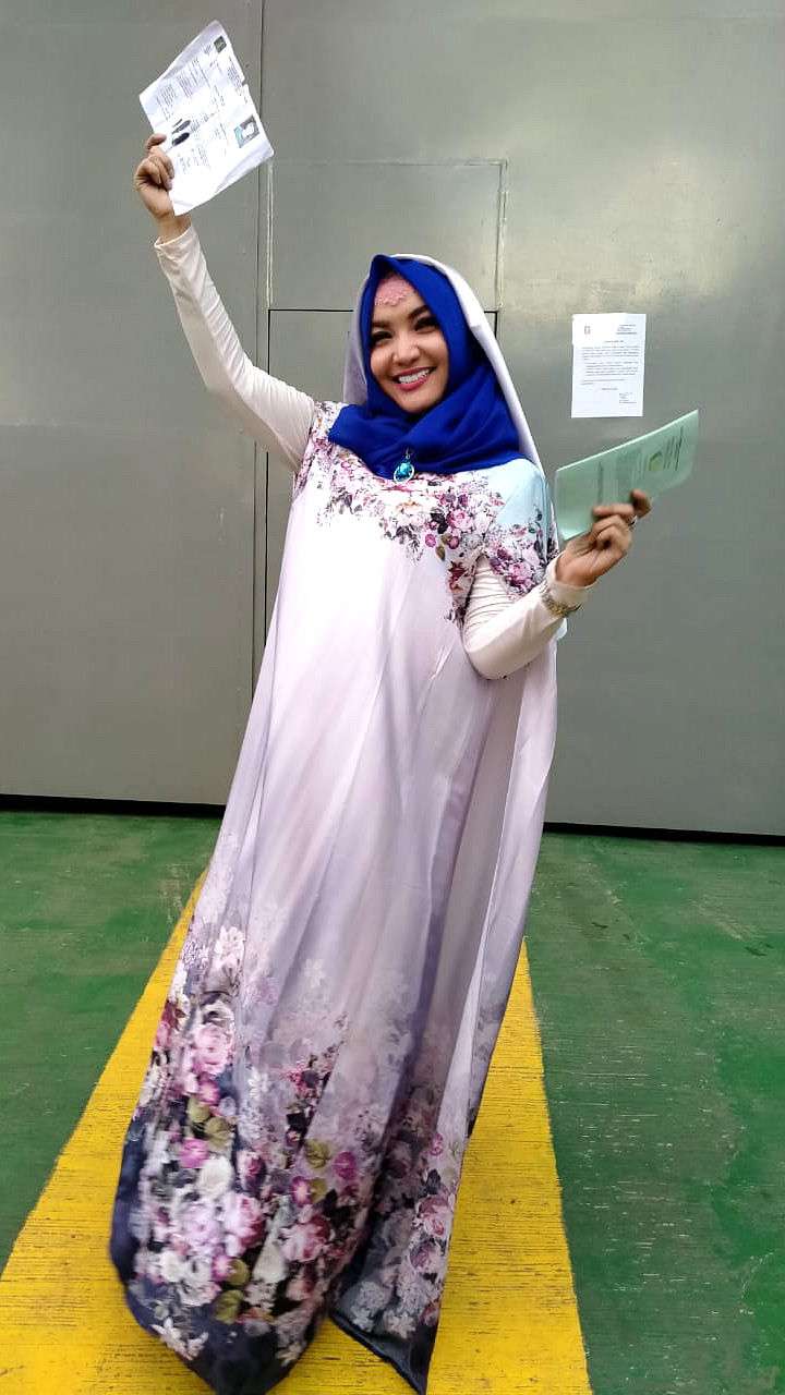 Wajah Bahagia Roro Fitria Dibebaskan karena Virus Corona