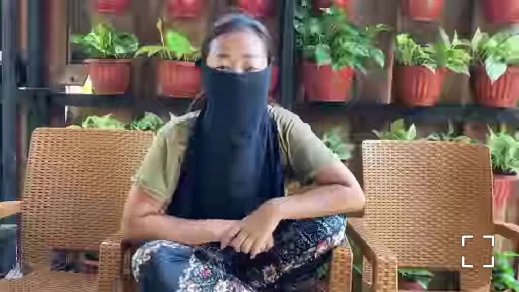 4 Gaya Nyeleneh Soimah Saat Berjemur, Bikin Ngakak!