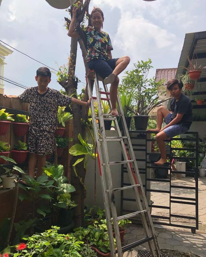 4 Gaya Nyeleneh Soimah Saat Berjemur, Bikin Ngakak!