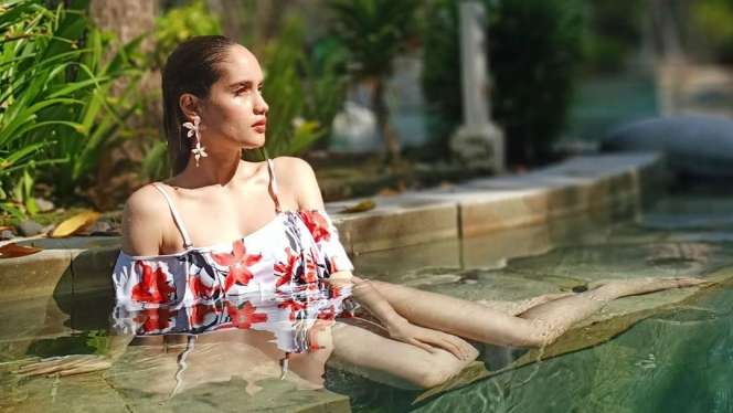 Gaya Belanja Disorot, Potret Cinta Laura Ngungsi ke Bali