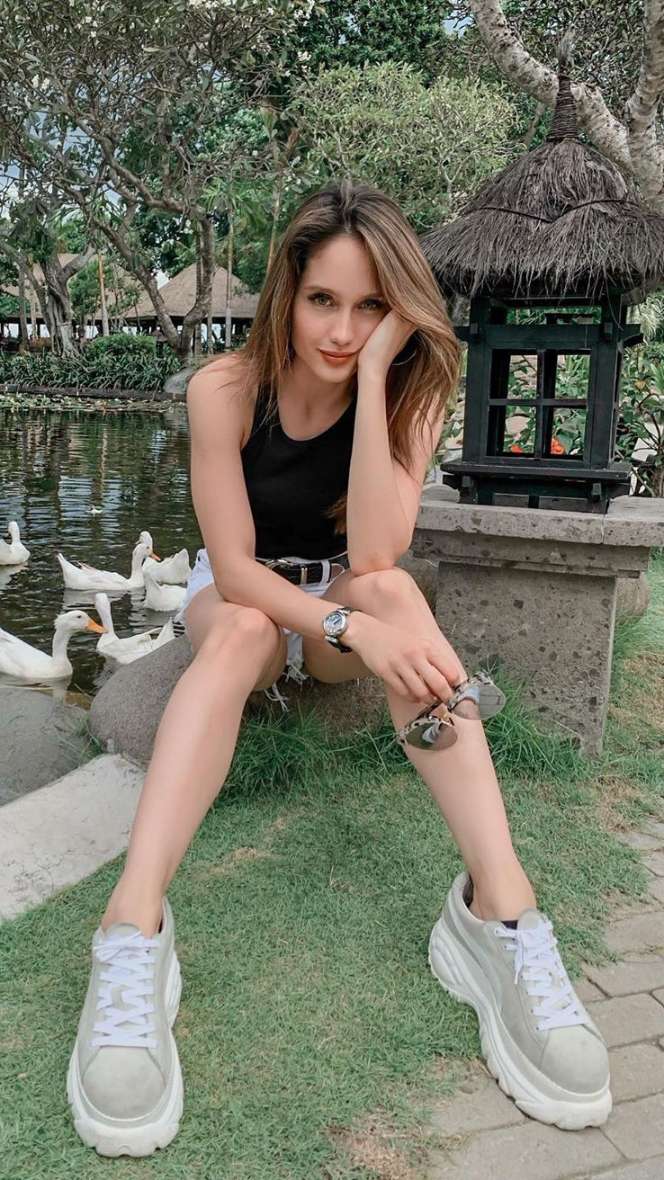 Gaya Belanja Disorot, Potret Cinta Laura Ngungsi ke Bali