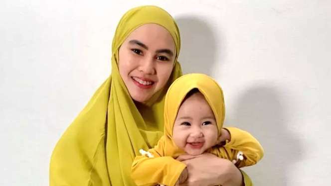 6 Potret Bayi Artis Pakai Hijab, Lucu dan Gemesin Pol!