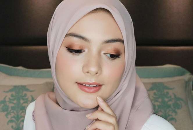 Tampil Berhijab, Cantiknya Amanda Rawles Bikin Ingin Meminang