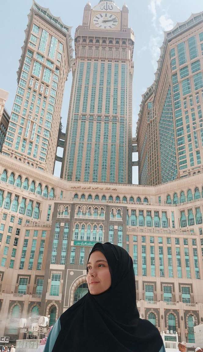 Tampil Berhijab, Cantiknya Amanda Rawles Bikin Ingin Meminang