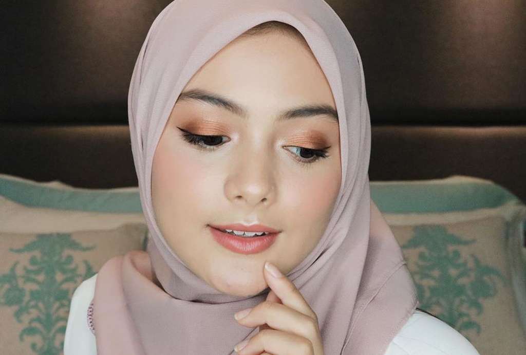 Tampil Berhijab, Cantiknya Amanda Rawles Bikin Ingin Meminang