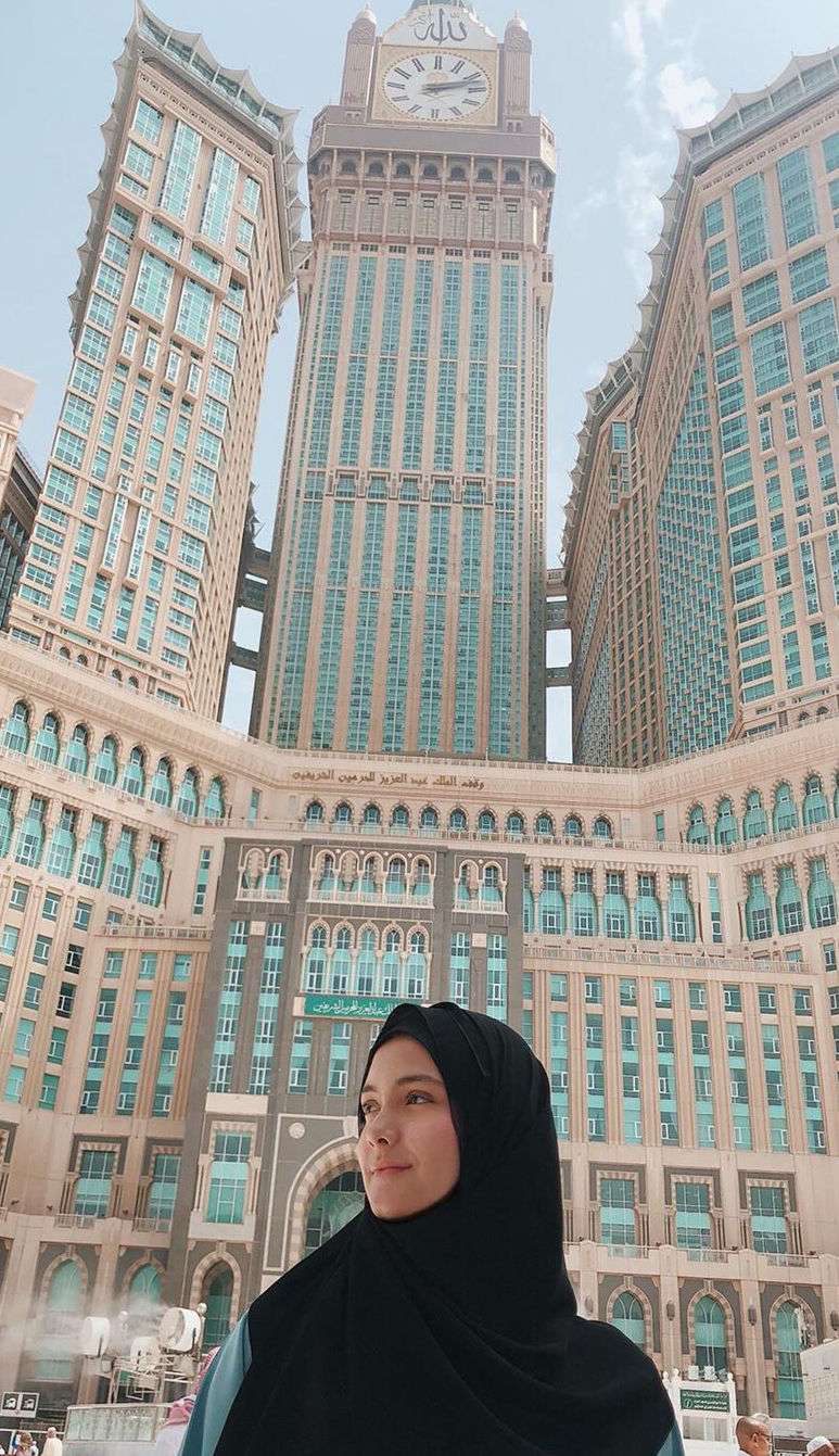 Tampil Berhijab, Cantiknya Amanda Rawles Bikin Ingin Meminang