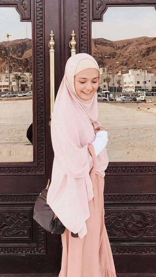 Tampil Berhijab, Cantiknya Amanda Rawles Bikin Ingin Meminang
