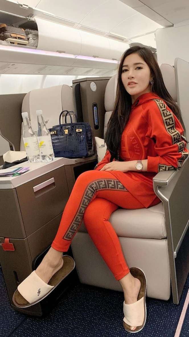 Potret Shandy Purnamasari, Viral Cantolkan Kerupuk di Ferrari!