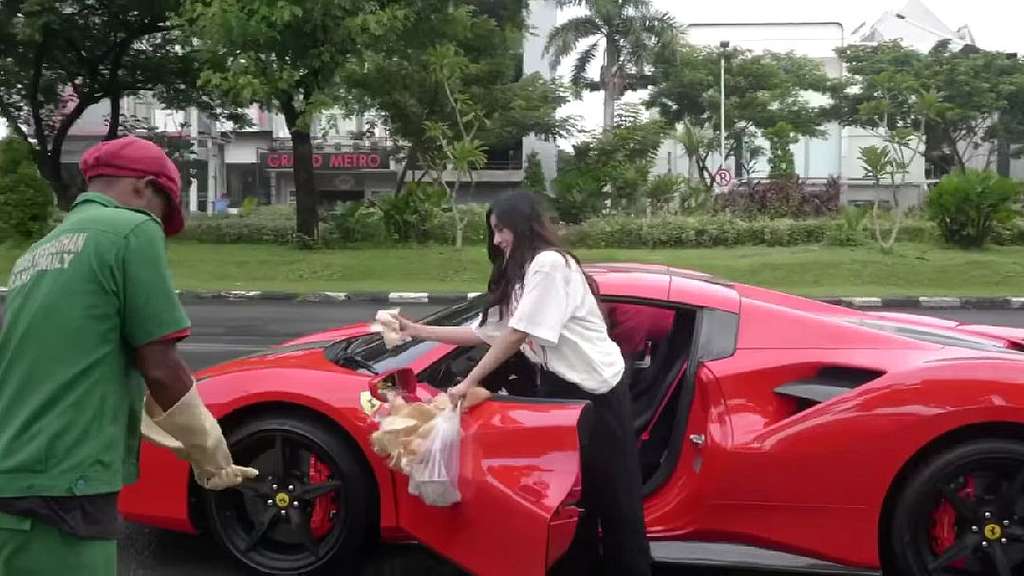 Potret Shandy Purnamasari, Viral Cantolkan Kerupuk di Ferrari!