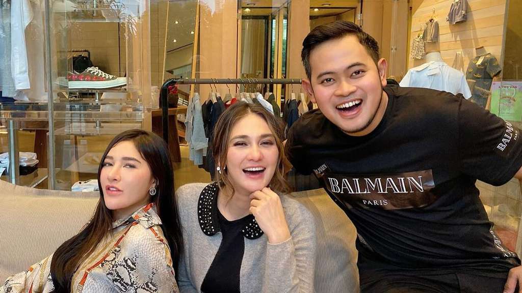 Potret Shandy Purnamasari, Viral Cantolkan Kerupuk di Ferrari!