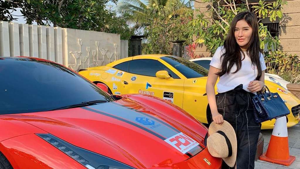 Potret Shandy Purnamasari, Viral Cantolkan Kerupuk di Ferrari!