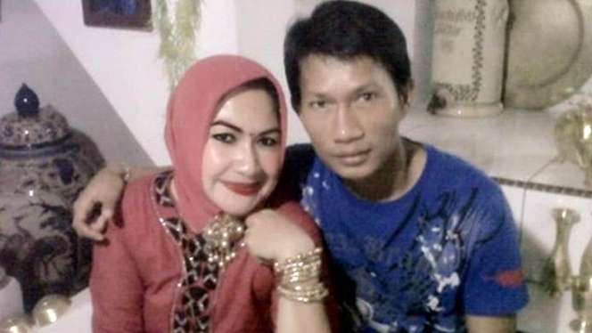 Potret 3 Selebritis yang Putuskan Nikahi Ibu Angkatnya