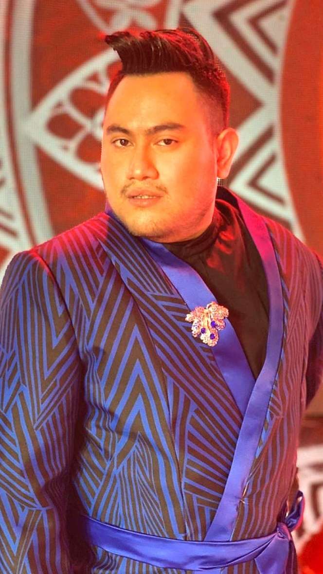 Potret 3 Selebritis yang Putuskan Nikahi Ibu Angkatnya