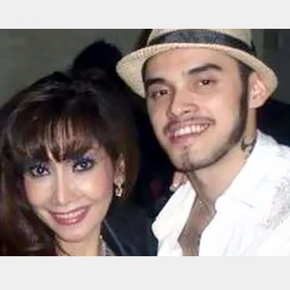 Potret 3 Selebritis yang Putuskan Nikahi Ibu Angkatnya