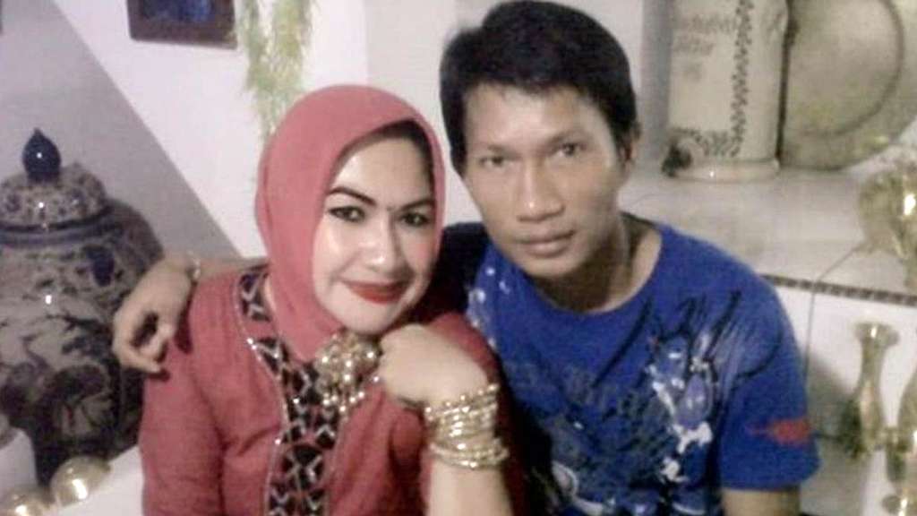 Potret 3 Selebritis yang Putuskan Nikahi Ibu Angkatnya