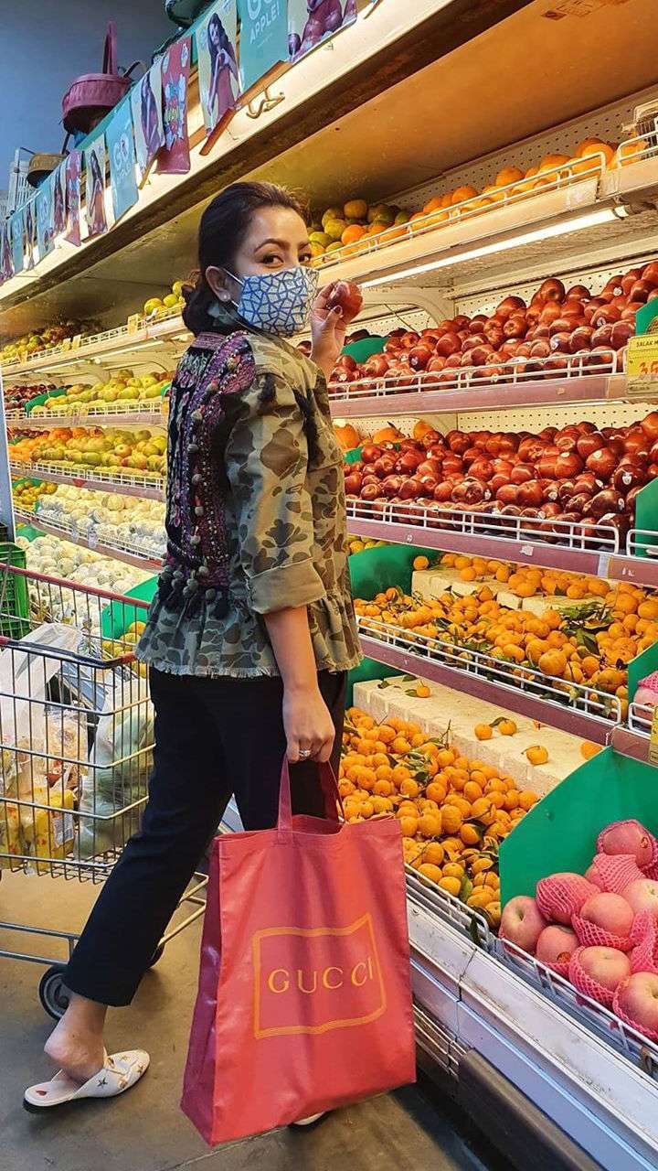 Belanja Pas Corona, Gaya Mayangsari Tenteng Tas Branded