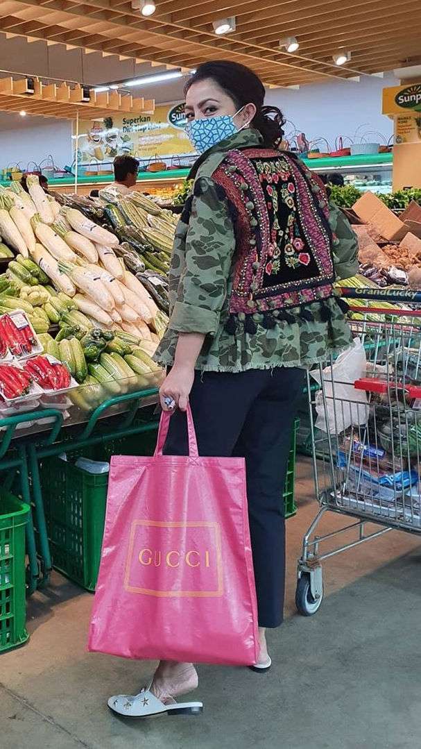 Belanja Pas Corona, Gaya Mayangsari Tenteng Tas Branded