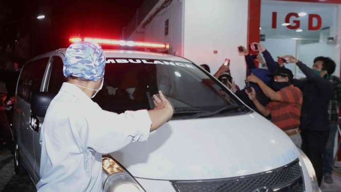 Detik-detik Jenazah Glenn Fredly Tinggalkan Rumah Sakit