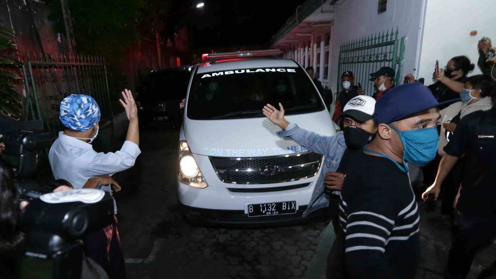 Detik-detik Jenazah Glenn Fredly Tinggalkan Rumah Sakit