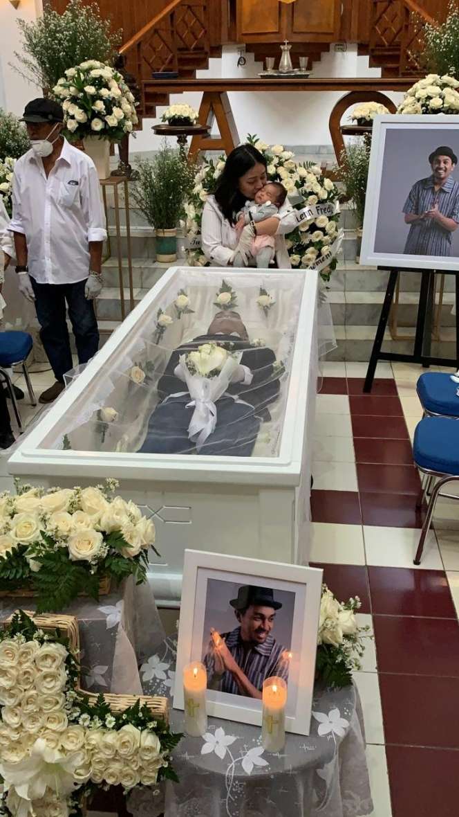 Haru, Momen Istri dan Anak Berada di Dekat Peti Glenn Fredly