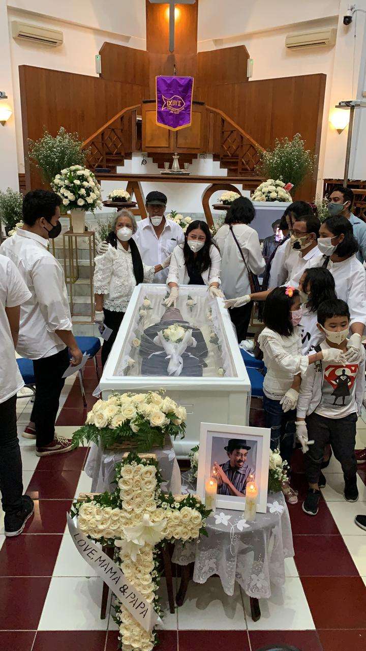 Haru, Momen Istri dan Anak Berada di Dekat Peti Glenn Fredly