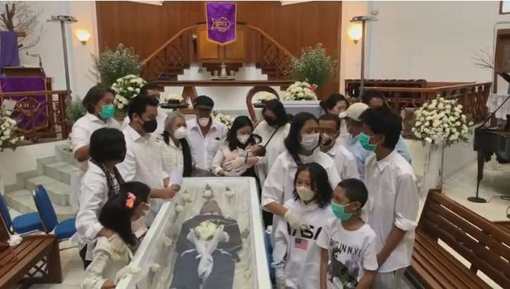 Haru, Momen Istri dan Anak Berada di Dekat Peti Glenn Fredly