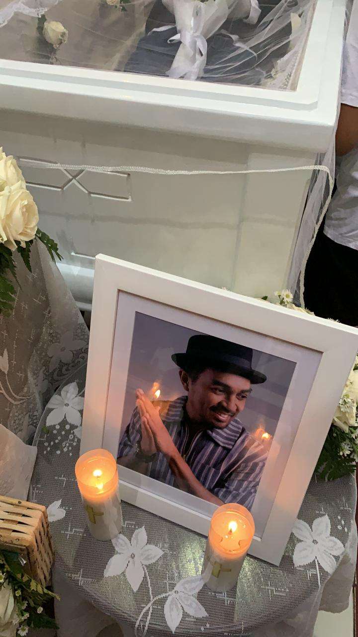 Haru, Momen Istri dan Anak Berada di Dekat Peti Glenn Fredly