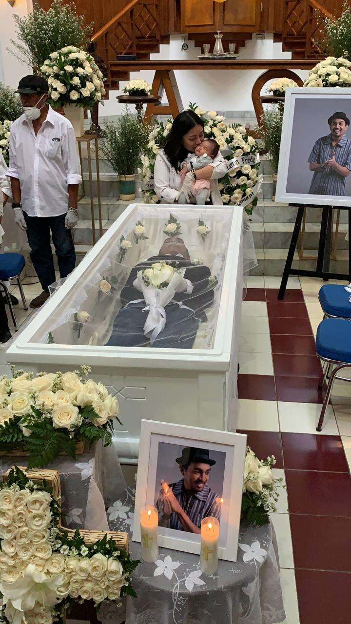 Haru, Momen Istri dan Anak Berada di Dekat Peti Glenn Fredly
