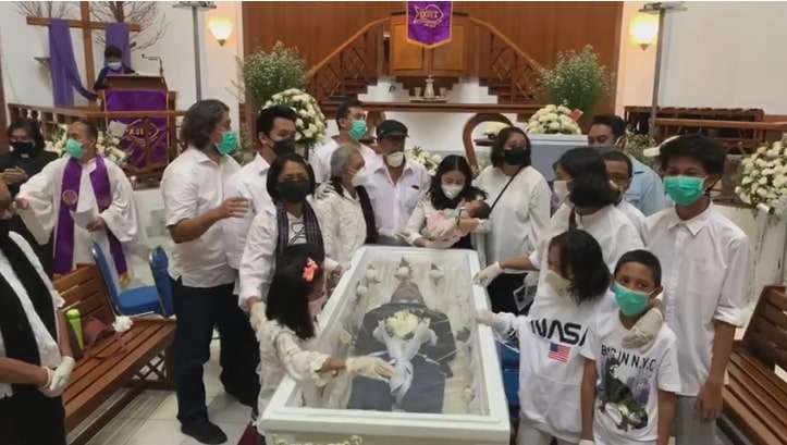 Haru, Momen Istri dan Anak Berada di Dekat Peti Glenn Fredly