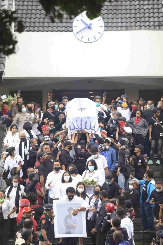 Terisak Pilu di Pusara Glenn Fredly