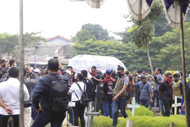 Terisak Pilu di Pusara Glenn Fredly