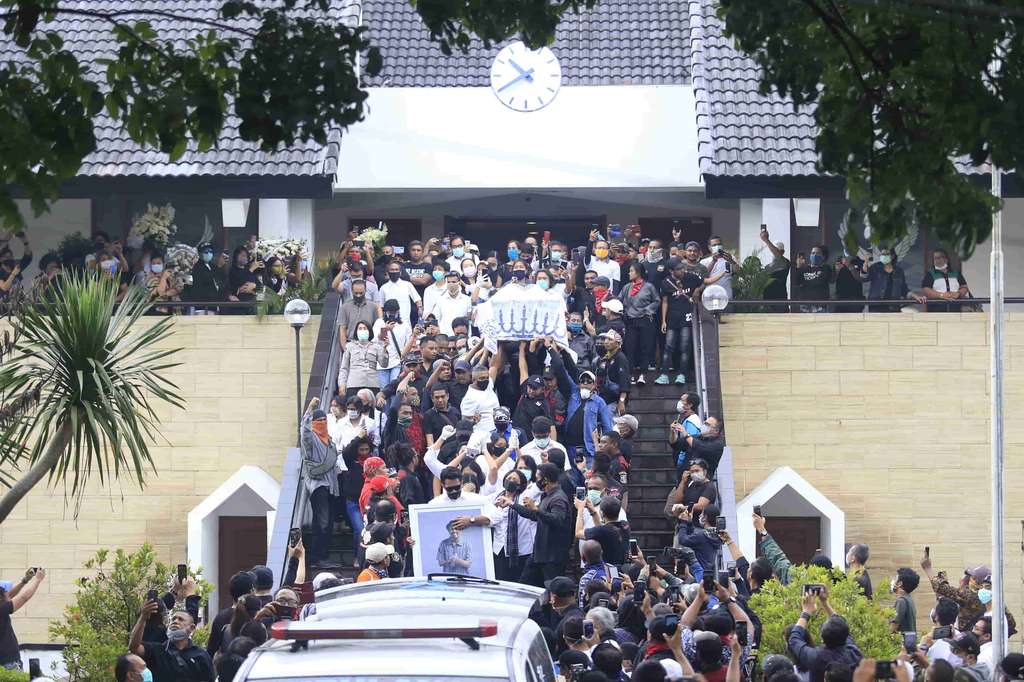 Terisak Pilu di Pusara Glenn Fredly