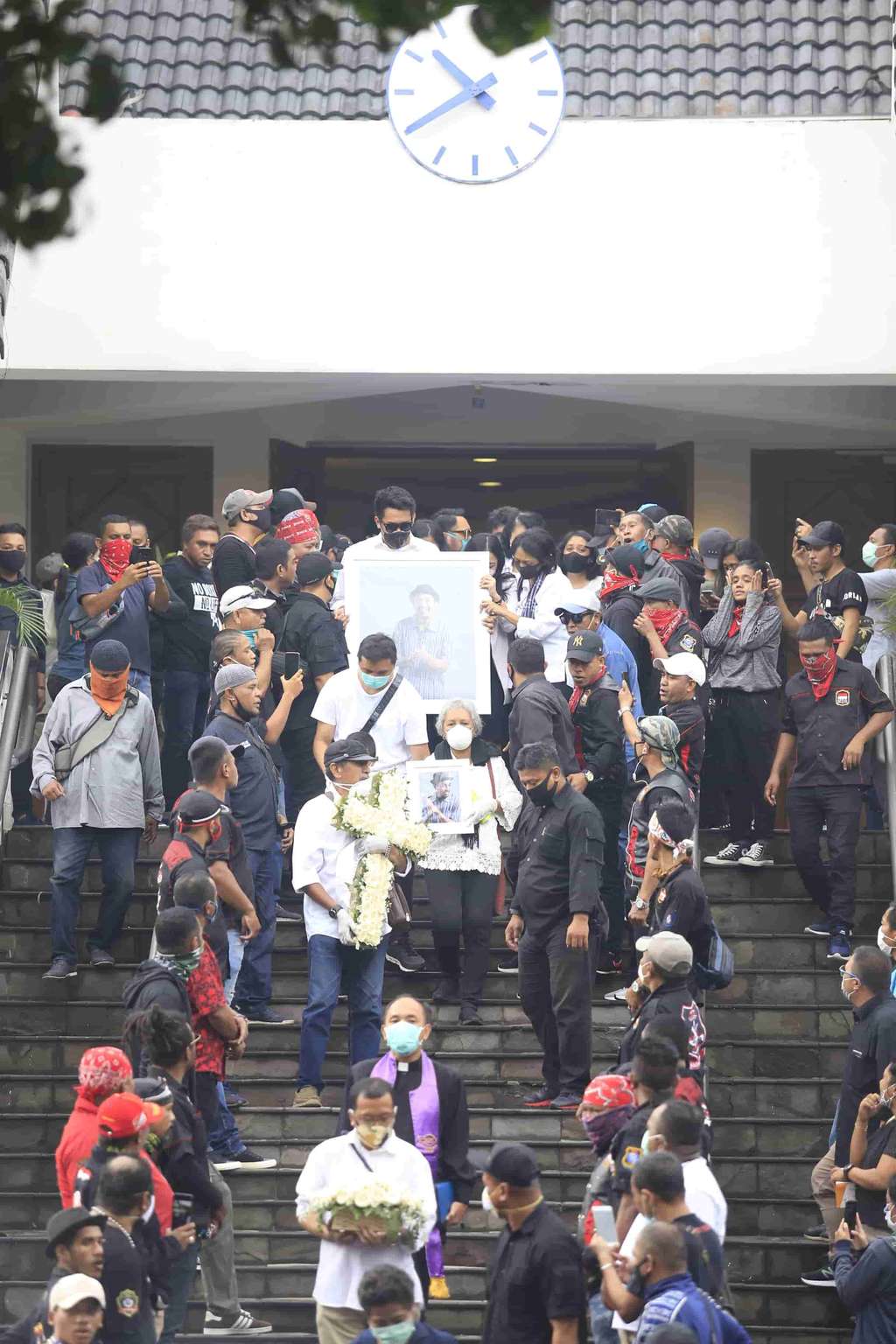 Terisak Pilu di Pusara Glenn Fredly