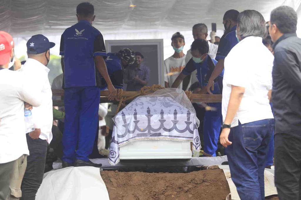 Terisak Pilu di Pusara Glenn Fredly