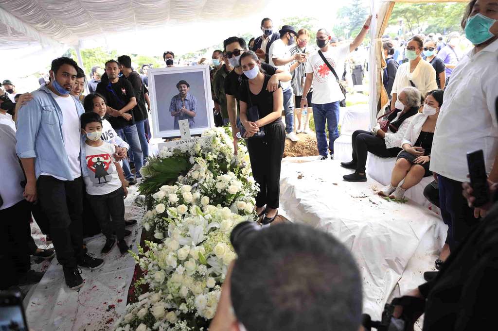 Terisak Pilu di Pusara Glenn Fredly