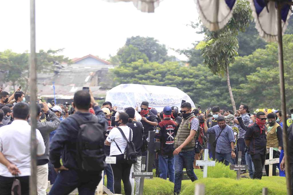 Terisak Pilu di Pusara Glenn Fredly