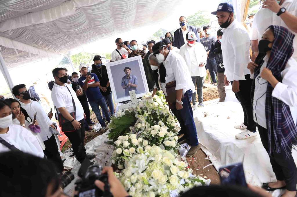 Deretan Momen Pemakaman Glenn Fredly, Dipenuhi Ratusan Pelayat