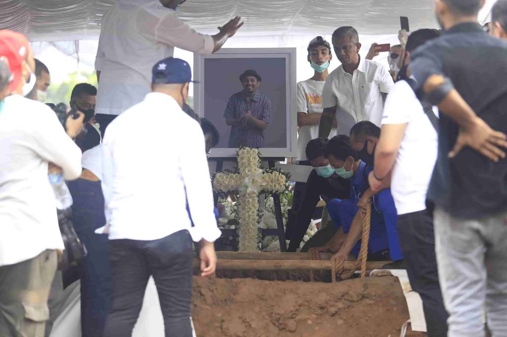 Deretan Momen Pemakaman Glenn Fredly, Dipenuhi Ratusan Pelayat